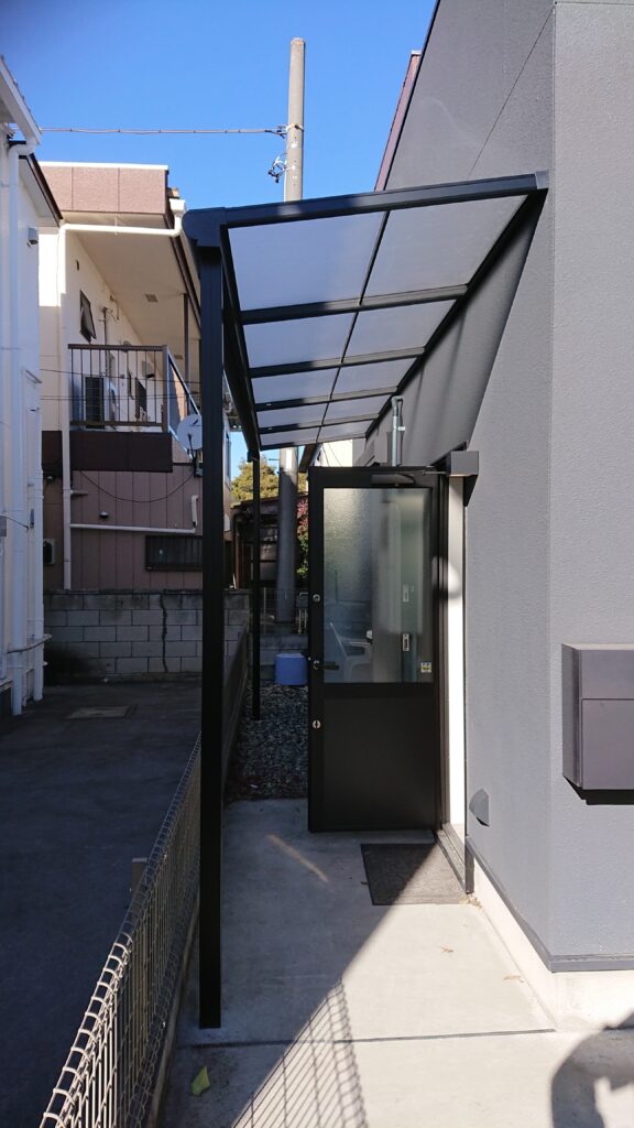 【屋根工事】飲食店舗のテラス屋根設置(埼玉県春日部市)