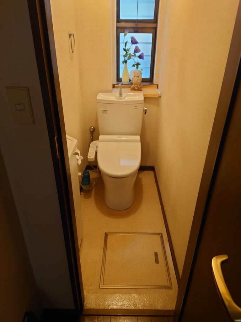 春日部市栄町にお住まいのM様邸にて、トイレに内装とサッシの現場調査に伺いました