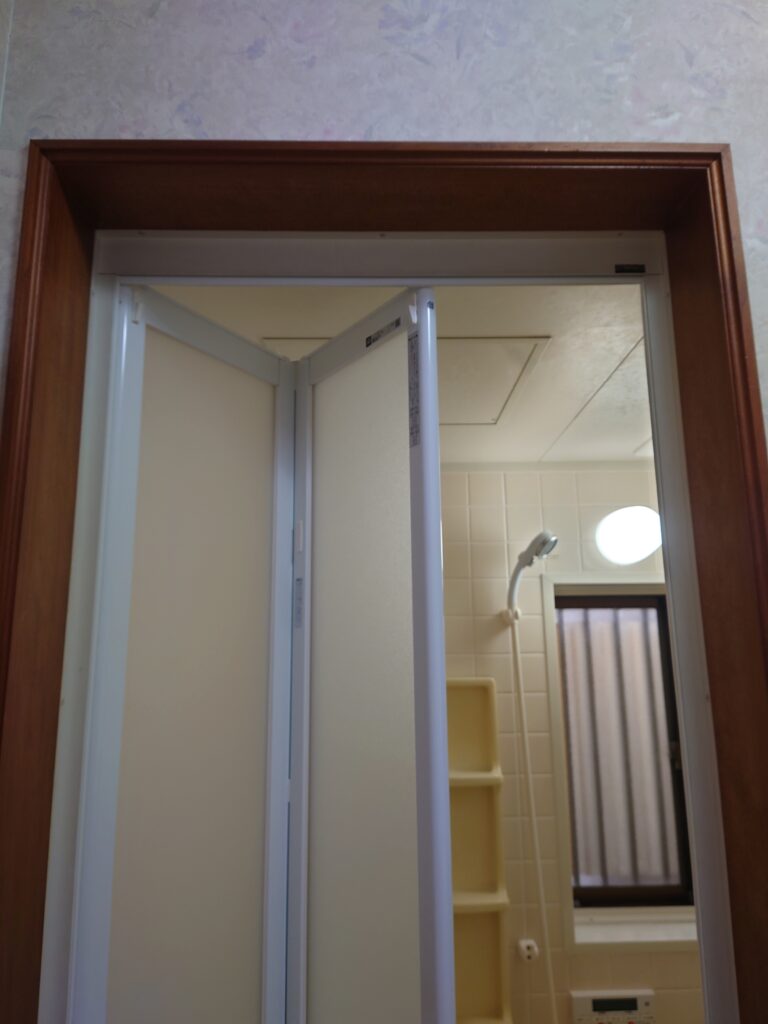 杉戸町 Y様邸 浴室扉、下枠カバー工法・インターホン交換