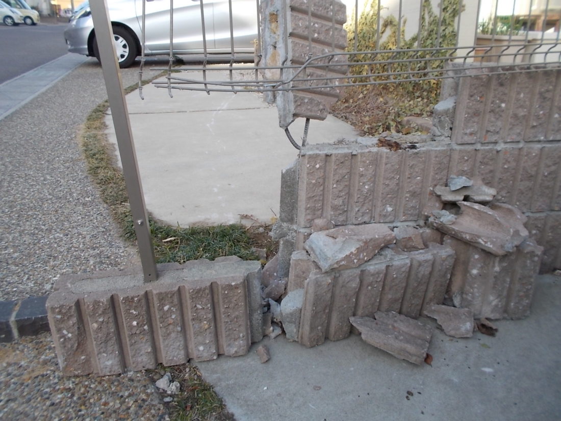 春日部市で増えているブロック塀修理の問い合わせ｜車の接触トラブルも保険で対応！