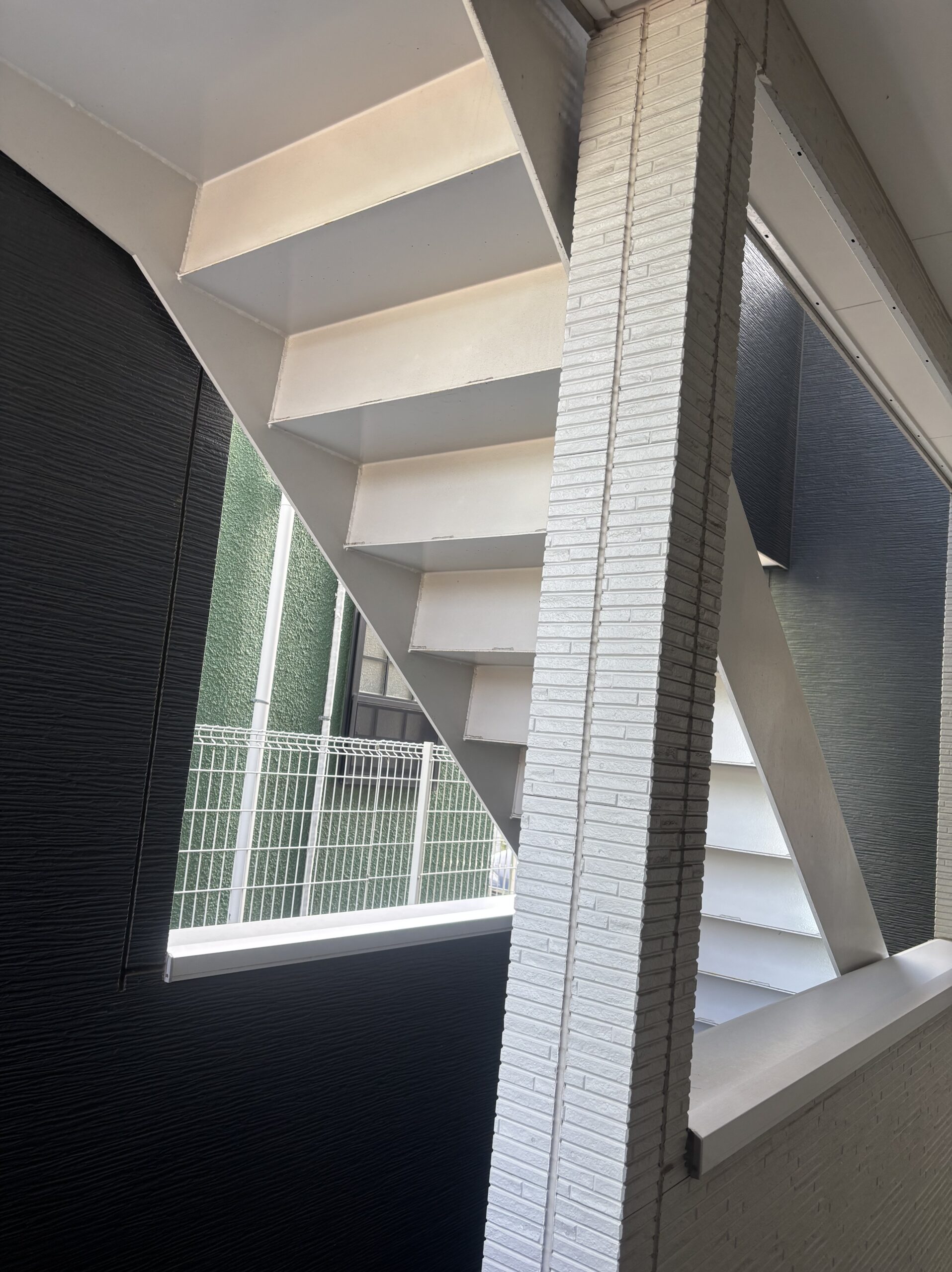 【現場調査レポート】オーナー様の優しさを形に。春日部市粕壁のアパート階段手すり設置計画！