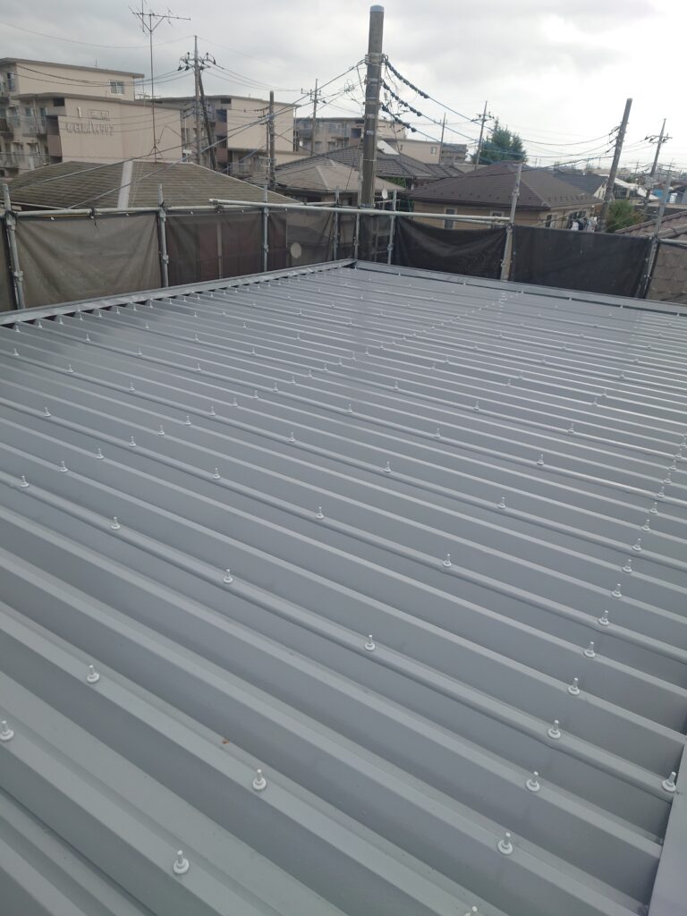 【春日部市】折板屋根も美しく再生！エスケー化研「ヤネフレッシュSi」で耐久性と輝きを！