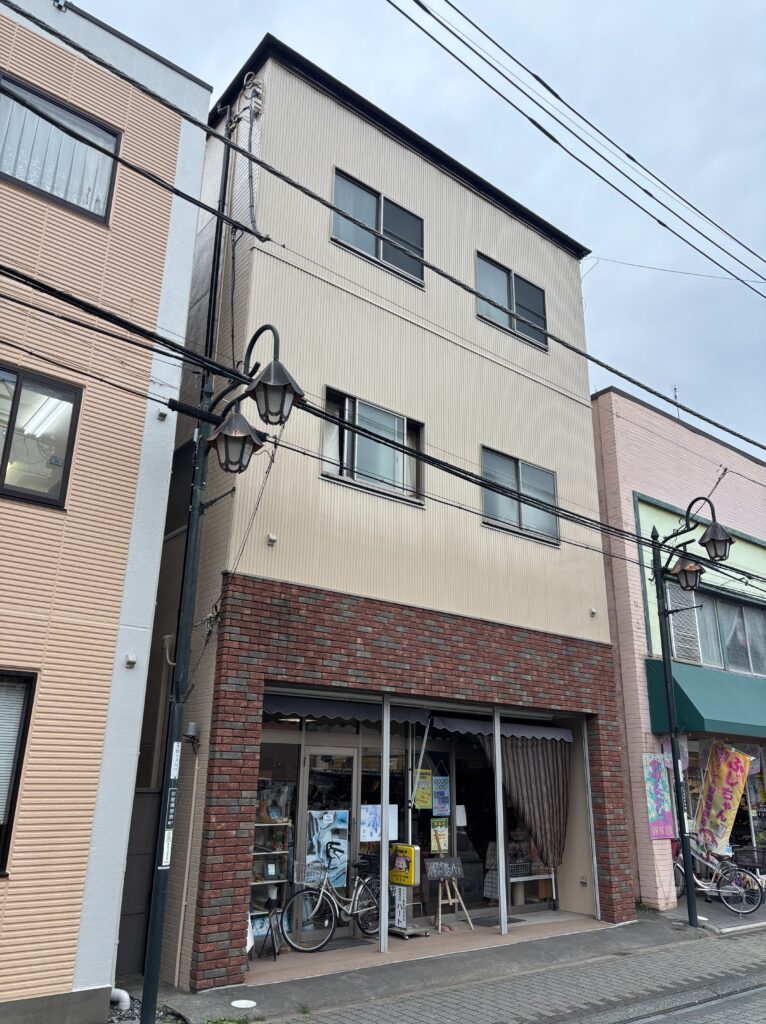 【春日部市店舗】繰り返す雨漏りを根本解決！高耐久塗料で店舗の美観と防水性を蘇らせた外壁塗装施工事例！